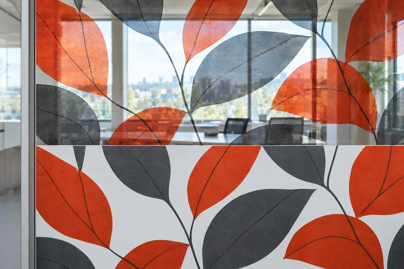 Même motif de feuilles imprimé sur une vitre : translucide en haut où la lumière passe, opaque sur couche de blanc en bas
